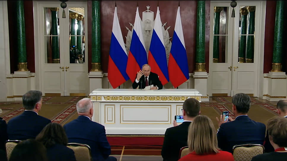 Владимир Путин во время выступления перед представителями СМИ