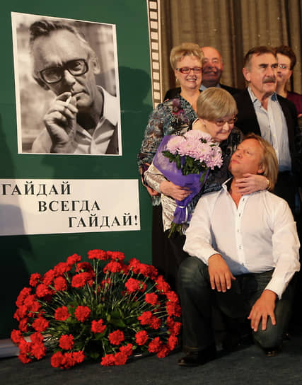 Актеры Дмитрий Харатьян (на первом плане), Нина Гребешкова и Леонид Каневский (справа) на творческом вечере, посвященном 90-летию режиссера Леонида Гайдая в Доме кино в Москве, 2013 год