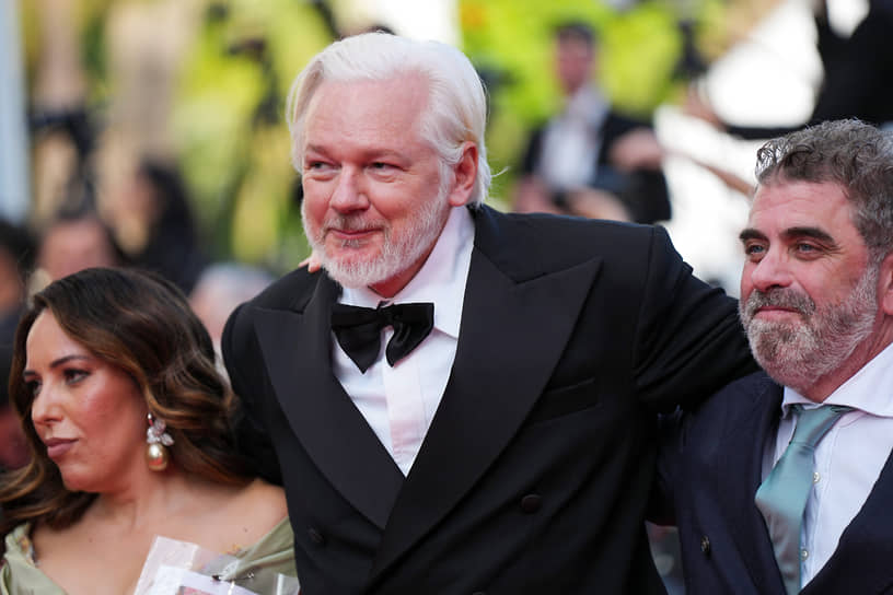 Слева направо: адвокат Стелла Ассанж, ее супруг журналист Джулиан Ассанж и режиссер Юджин Джареки