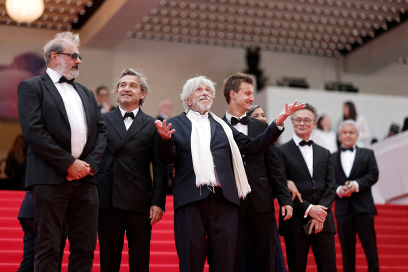 Слева направо: актеры Гюстав Керверн, Луи-До де Ланксен, режиссер Пьер Ришар и актер Тими-Джой Марбо