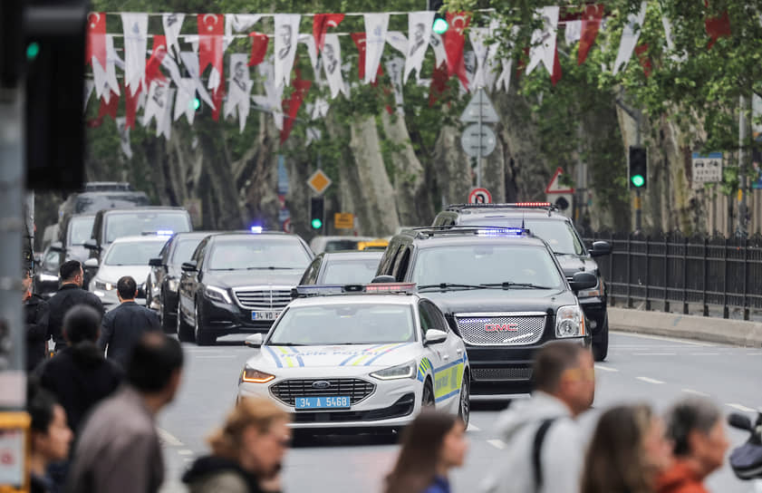 Автомобили делегаций у дворца Долмабахче в Стамбуле
