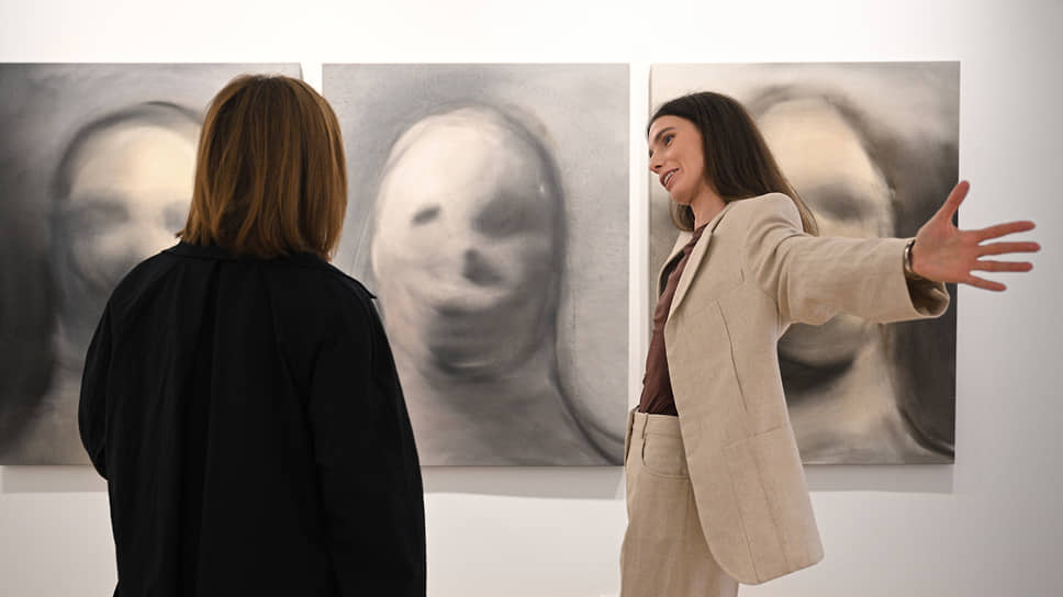 Владелица галереи Alina Pinsky Gallery Алина Пинская (справа) на церемонии открытия выставки «Персона» 