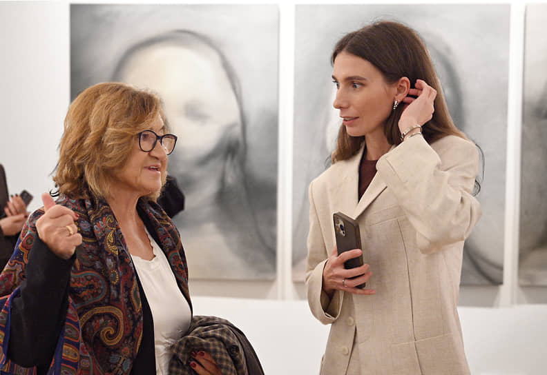 Искусствовед, куратор Зельфира Трегулова (слева) и владелица Alina Pinsky Gallery Алина Пинская на церемонии открытия выставки «Персона»  