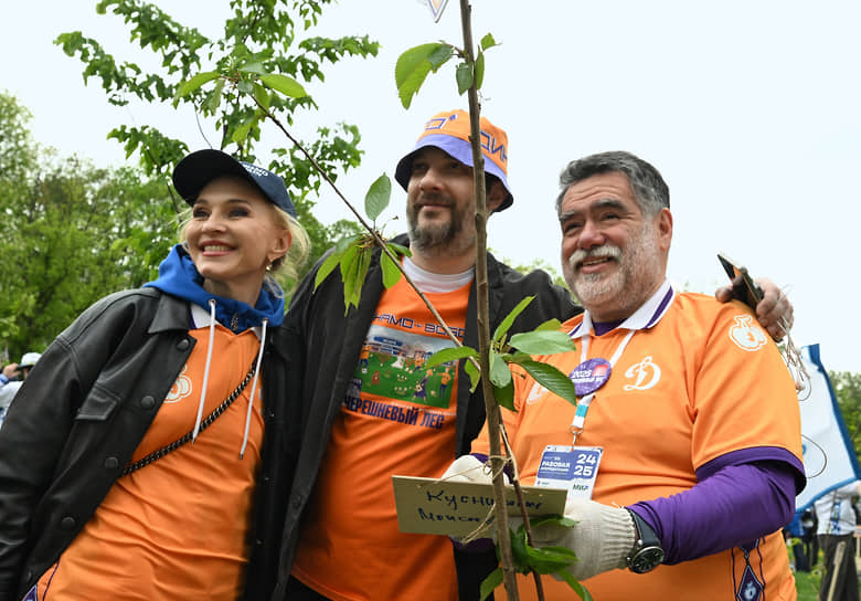 Справа налево: председатель наблюдательного совета компании Bosco di Ciliegi Михаил Куснирович, писатель Александр Цыпкин и директор торгового департамента галереи магазинов Bosco di Ciliegi Екатерина Моисеева на церемонии посадки деревьев в Петровском парке в рамках фестиваля искусств «Черешневый лес»