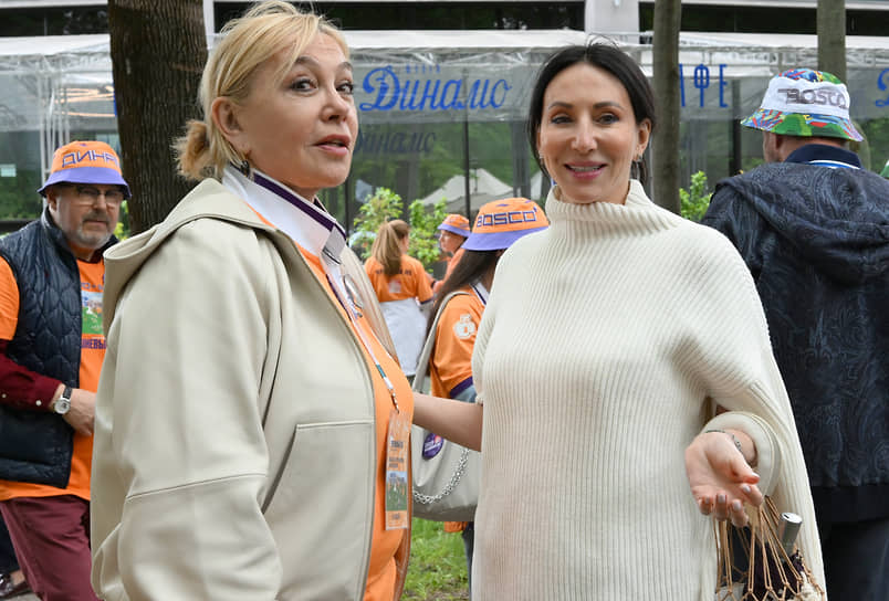 Телеведущая Арина Шарапова (слева) и актриса Алика Смехова на церемонии посадки деревьев в Петровском парке в рамках фестиваля искусств «Черешневый лес»