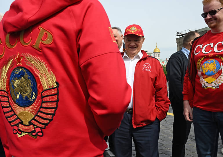 Лидер КПРФ, руководитель фракции КПРФ в Госдуме Геннадий Зюганов (в центре) перед началом линейки