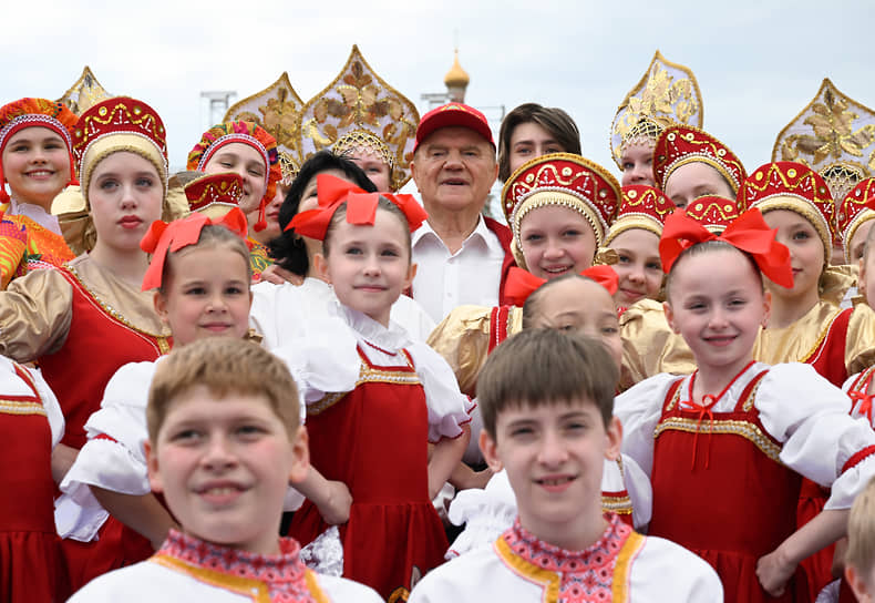 Лидер КПРФ, руководитель фракции КПРФ в Госдуме Геннадий Зюганов (в центре) на торжественной линейке