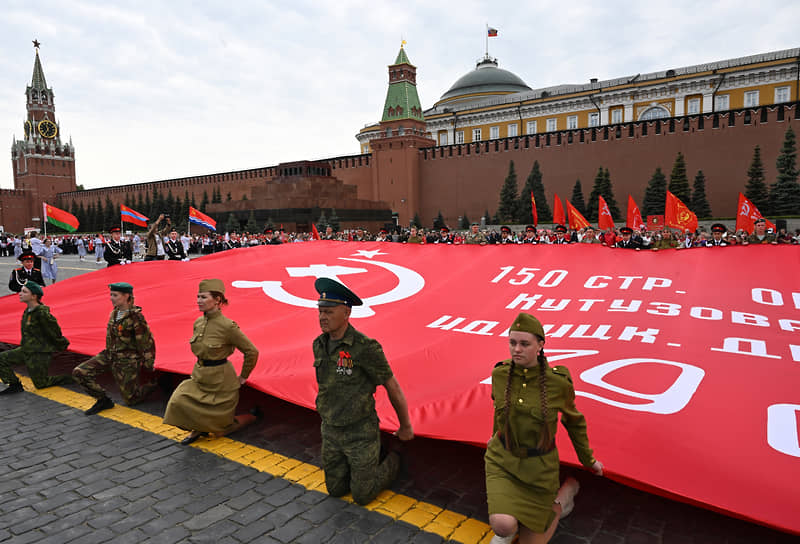 Торжественная линейка, посвященная приему школьников в ряды пионеров