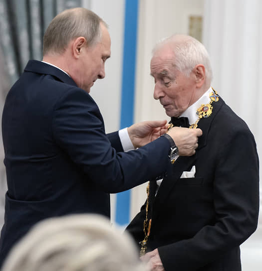 Президент России Владимир Путин награждает Юрия Григоровича орденом Святого апостола Андрея Первозванного в Кремле, 2017 год