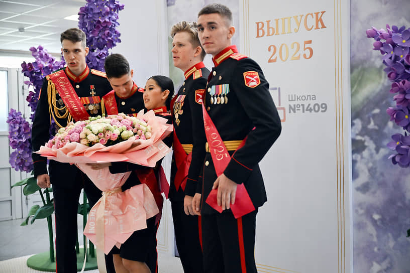 Выпускники перед началом праздника в школе №1409