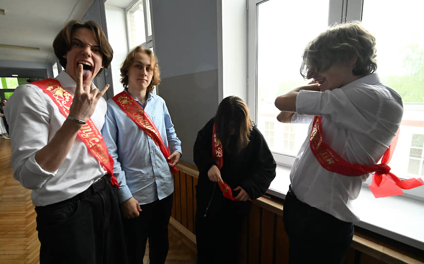 Выпускники в коридоре Курчатовской школы