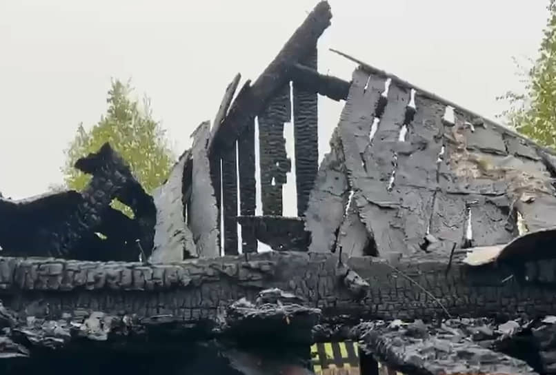 Остатки сгоревшего дома, где произошло убийство подростков