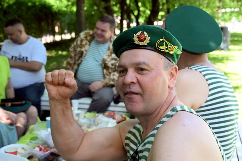 В День пограничника служившие в погранвойсках надевают форму, зеленую фуражку и собираются в парках
