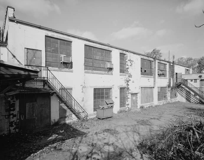 Здание цеха United States Radium Corporation, в котором на циферблаты часов наносилась краска Undark, содержащая радий