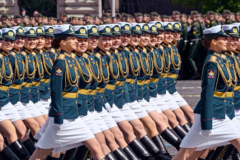 Расчет военнослужащих-женщин во время парада на Красной площади