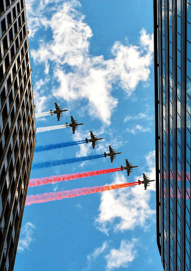 Пролет штурмовиков Су-25 над Москвой во время парада