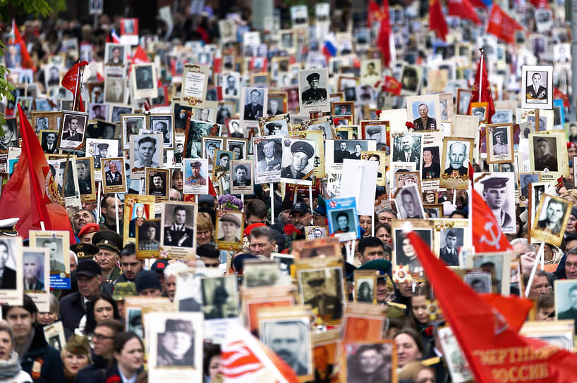 Участники акции «Бессмертный полк» в Калининграде