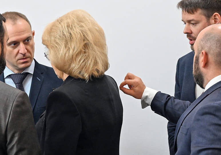 Председатель комитета по защите семьи, вопросам отцовства, материнства и детства Нина Останина (в центре) и президент Союза блогеров Денис Нырков (слева) во время заседания в Госдуме
