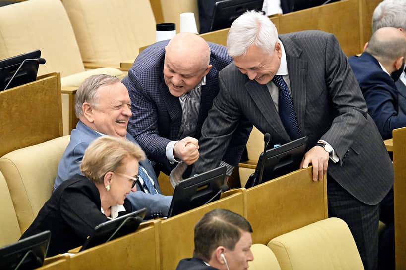 Слева направо: член комитета по энергетике Наталья Назарова, член комитета по обороне Виктор Заварзин, член комитета по безопасности и противодействию коррупции Абдулхаким Гаджиев и член комитета по экологии, природным ресурсам и охране окружающей среды Азат Ягафаров во время заседания Госдумы