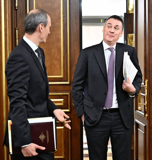Зампред правительства Дмитрий Патрушев (справа) и зампред правительства — глава аппарата правительства Дмитрий Григоренко перед началом заседания правительства России
