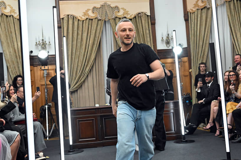 Модельер, дизайнер, основатель и владелец бренда Walk Of Shame Андрей Артемов во время показа в Грибоедовском ЗАГСе