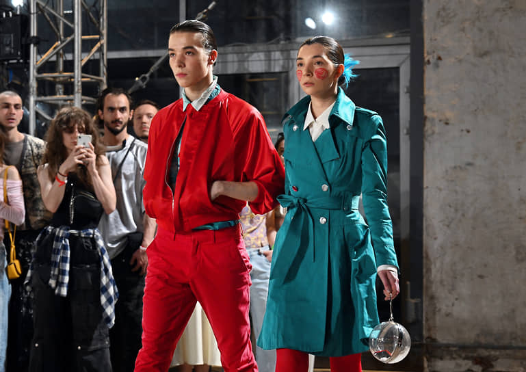 Модели на показе Twin flame fashion show в баре «Стрелка»