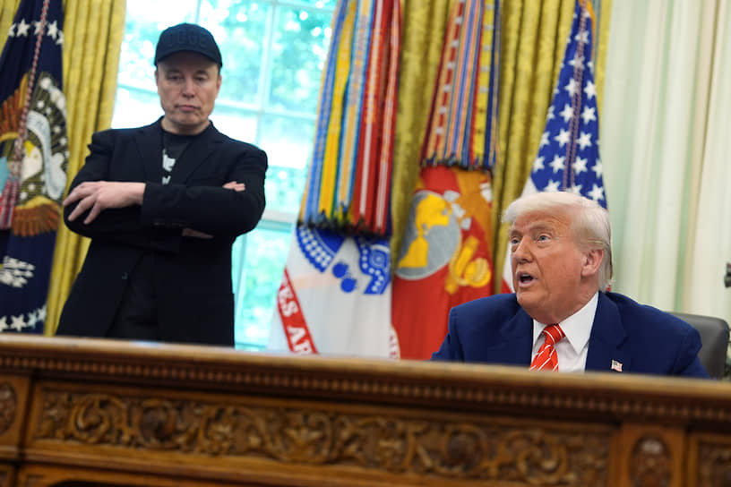 Президент США Дональд Трамп и бизнесмен Илон Маск (слева)