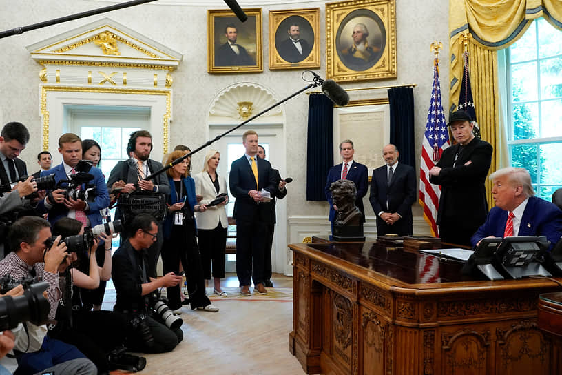 Президент США Дональд Трамп (справа) и бизнесмен Илон Маск на пресс-конференции в Овальном кабинете (30 мая 2025 года)
