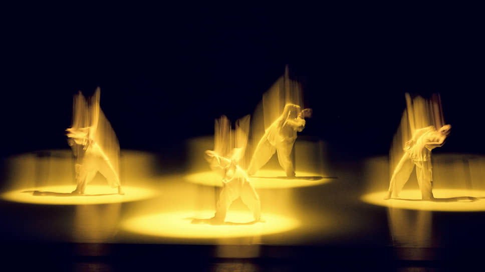 Москва. Спектакль From IN шанхайской труппы XIEXIN DANCE THEATRE в Государственном академическом театре имени Моссовета