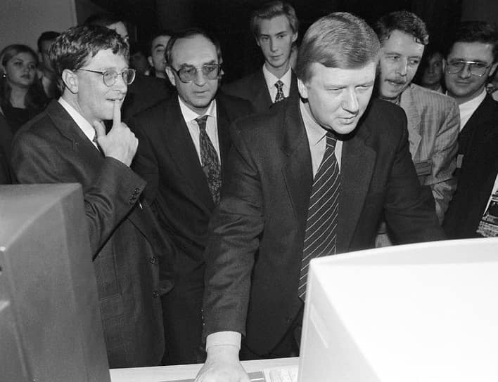 Вице-премьер РФ Анатолий Чубайс и глава компании Microsoft Билл Гейтс (слева) на встрече в Сбербанке России, 1997 год