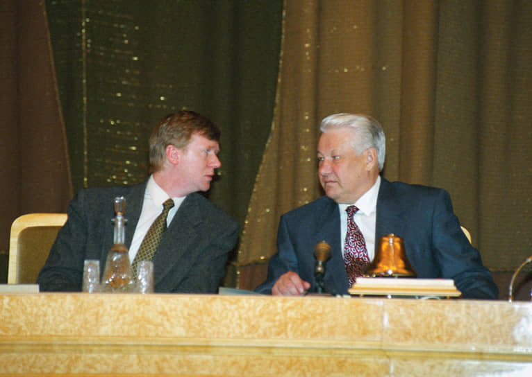 С июня 1992 года, параллельно с руководством Госкомимуществом, Анатолий Чубайс занимал пост заместителя председателя правительства РФ. До 15 июня 1992 года правительство возглавлял президент РФ Борис Ельцин (на фото справа), затем и. о. премьер-министра был Егор Гайдар, с 14 декабря 1992 года — Виктор Черномырдин