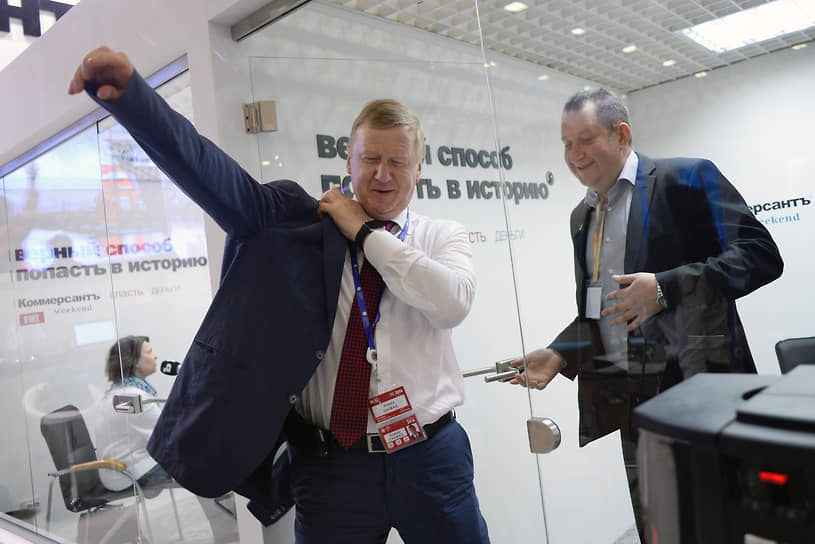 Председатель правления «Роснано» Анатолий Чубайс (слева) на Петербургском международном экономическом форуме в 2016 году