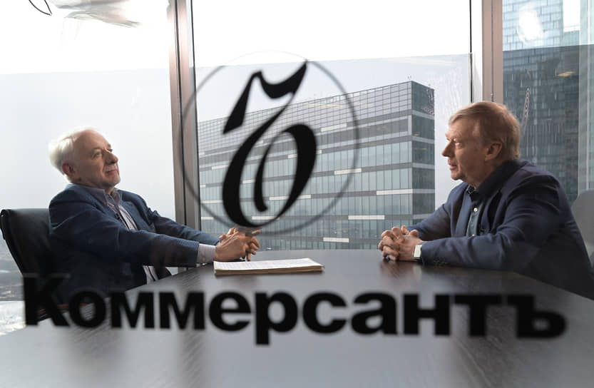 С декабря 2020 по март 2022 года Анатолий Чубайс работал специальным представителем президента РФ по связям с международными организациями для достижения целей устойчивого развития&lt;br>
На фото: во время &lt;a href=&quot;/doc/4803922&quot;>интервью с Виктором Лошаком&lt;/a> (слева)