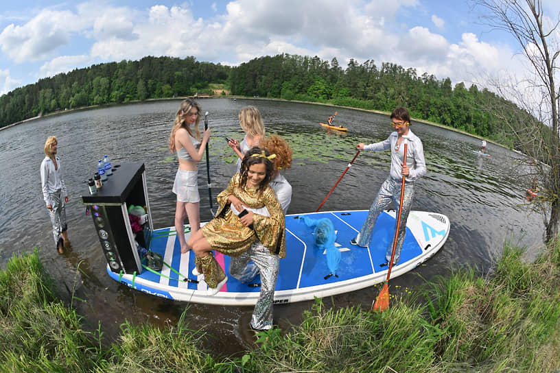 Команда участников сходит на берег