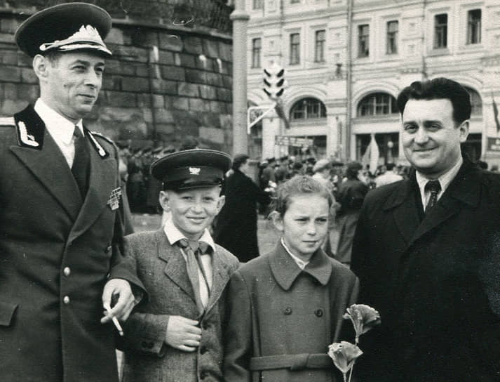 Анатолий Чубайс (на фото второй слева) родился 16 июня 1955 года в белорусском городе Борисов в семье армейского политработника. Его отец, Борис Матвеевич Чубайс (1918–2000), был полковником, после увольнения в запас преподавал философию марксизма-ленинизма в Ленинградском горном институте