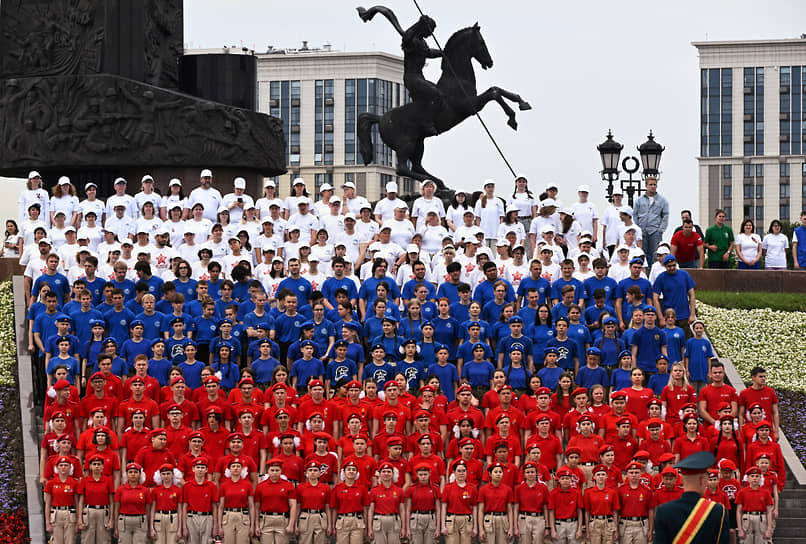 Участники церемонии подъема флага России в музее Победы 