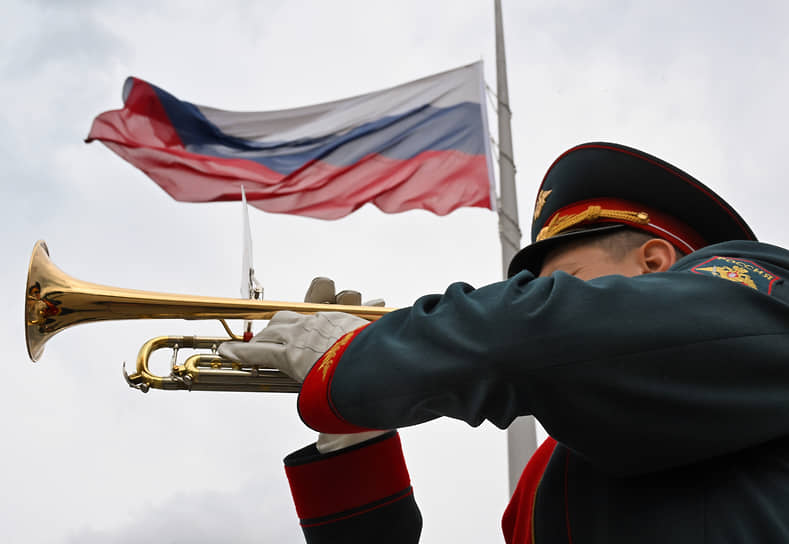 Торжественная церемония подъема государственного флага России в музее Победы