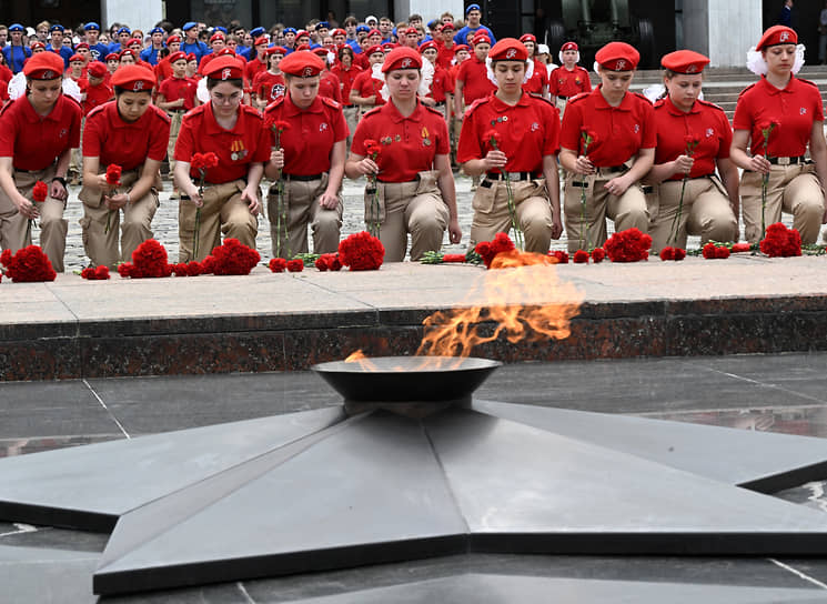Церемония возложения цветов к Вечному Огню в Москве