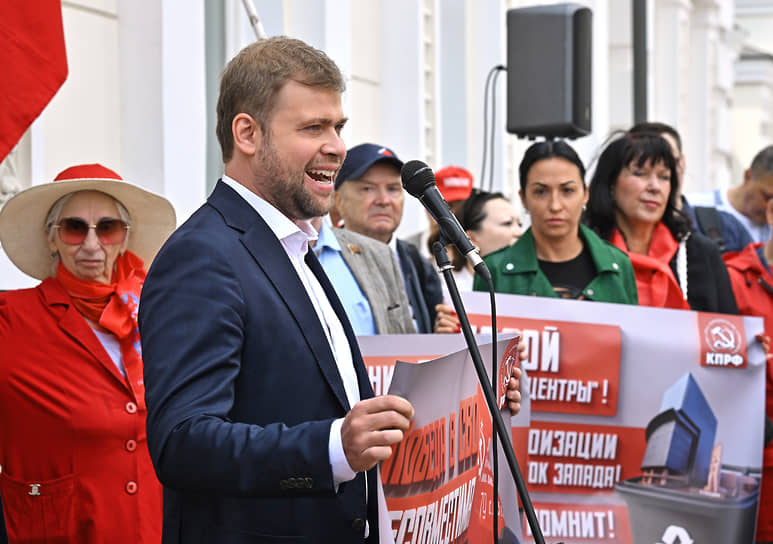 Депутат Московской городской Думы Леонид Зюганов во время встречи с требованием закрыть в Москве филиал Ельцин-Центра