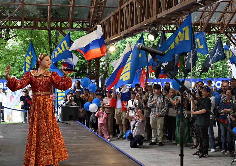Выступление артистов на митинг-концерте, организованного ЛДПР, в честь Дня России в Москве