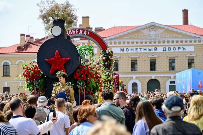 Участники празднования Дня России в Петропавловской крепости в Санкт-Петербурге 