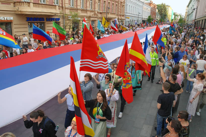 Волонтеры с триколором в Нижнем Новгороде 