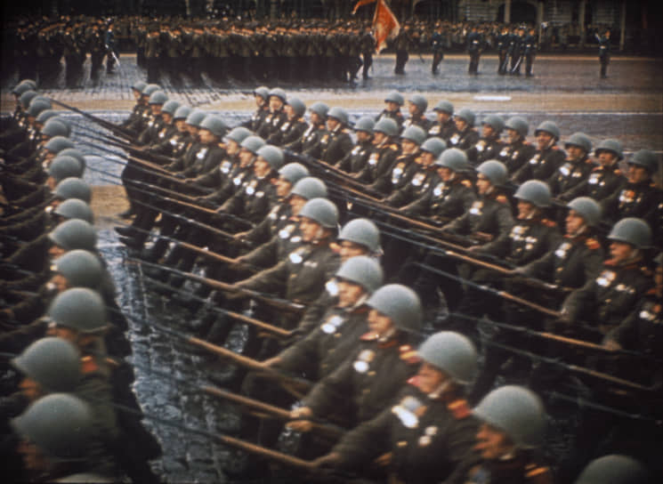Знамя Победы прибыло в Москву из Берлина 20 июня 1945 года, но в параде участия не принимало