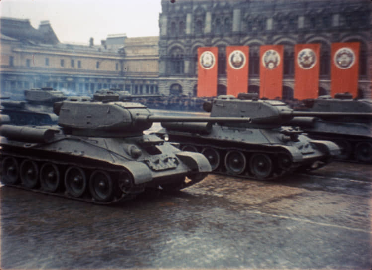 Танки Т-34 на Красной площади 