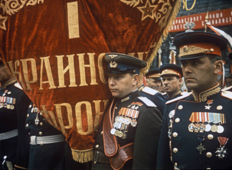 22 июня 1945 года в газетах был опубликован приказ Верховного главнокомандующего Иосифа Сталина № 370: «В ознаменование Победы над Германией в Великой Отечественной войне назначаю 24 июня 1945 года в Москве на Красной площади парад войск действующей армии, Военно-Морского Флота и Московского гарнизона — Парад Победы». Месяцем ранее Сталин отказался от предложения Генштаба провести парад в июле 1945-го. Два месяца подготовки для Парада Победы были слишком долгим сроком