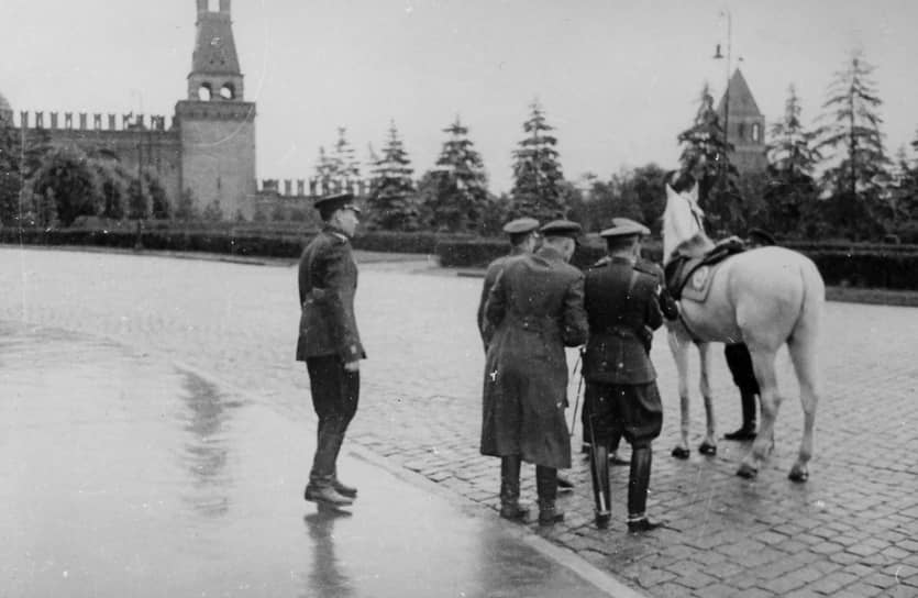 Командовал парадом маршал Советского Союза Константин Рокоссовский. Коней для них подобрали заранее. Маршалу Жукову достался белый светло-серой масти тверской породы по кличке Кумир (на фото), маршалу Рокоссовскому — вороной краковой масти по кличке Полюс