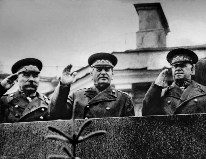 На трибуне мавзолея слева направо: маршал Семен Буденный, верховный главнокомандующий Иосиф Сталин и маршал Георгий Жуков