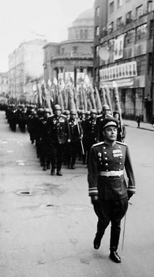 Комиссар сводного полка 4-го Украинского фронта и будущий генеральный секретарь ЦК КПСС Леонид Брежнев