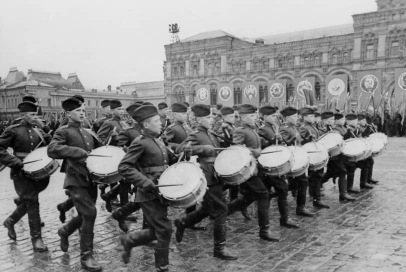 Завершал шествие сводный военный оркестр — 1400 музыкантов
