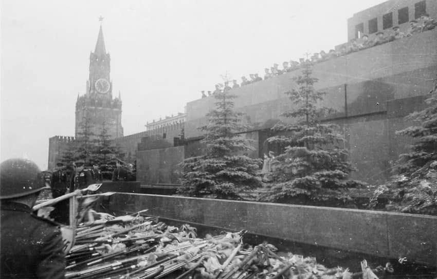 Под барабанный бой знамена немецко-фашистских войск были брошены к ступеням Мавзолея в знак окончательной победы над гитлеровской Германией